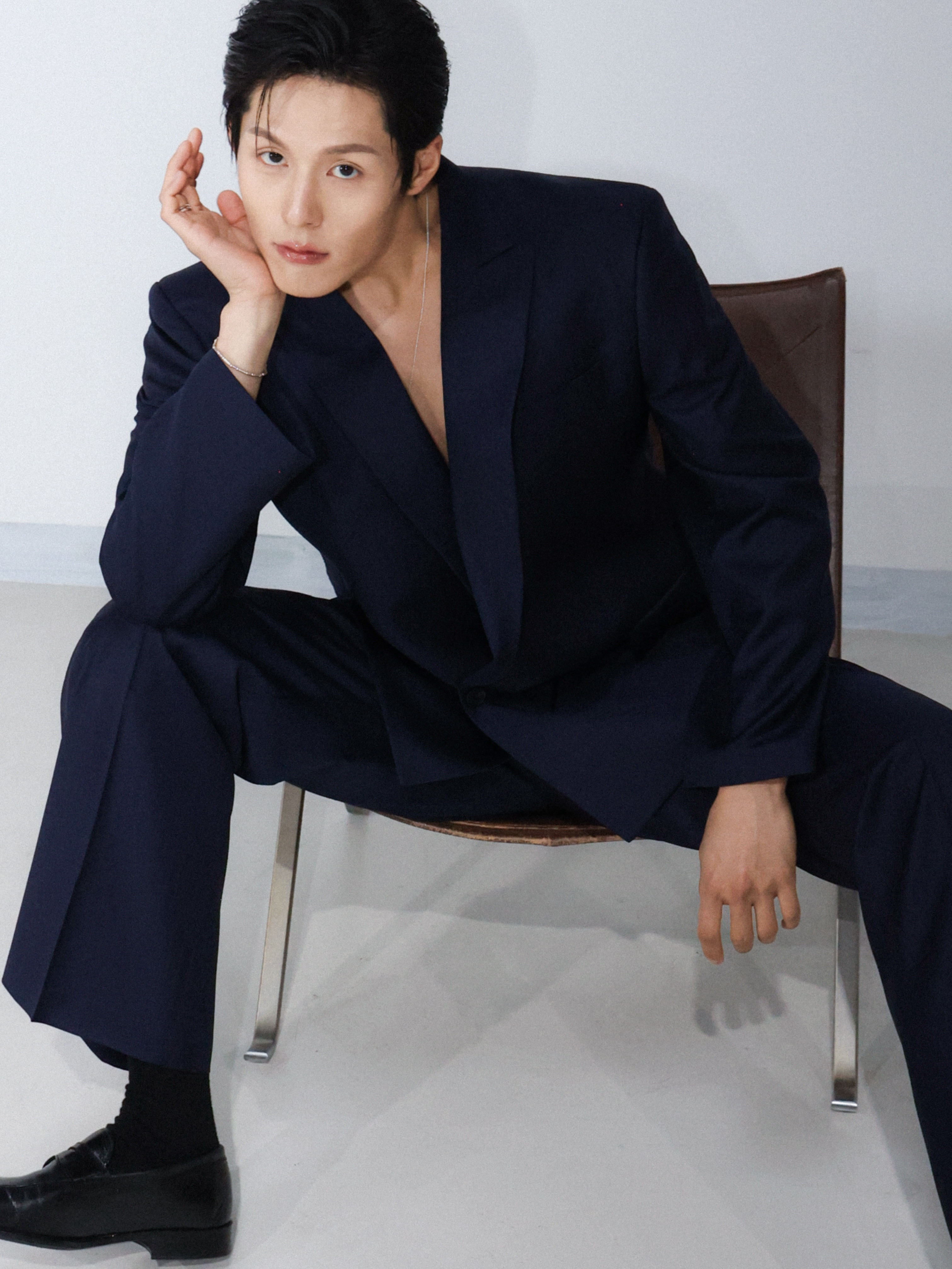 의자에 앉은 남성 모델 에디토리얼