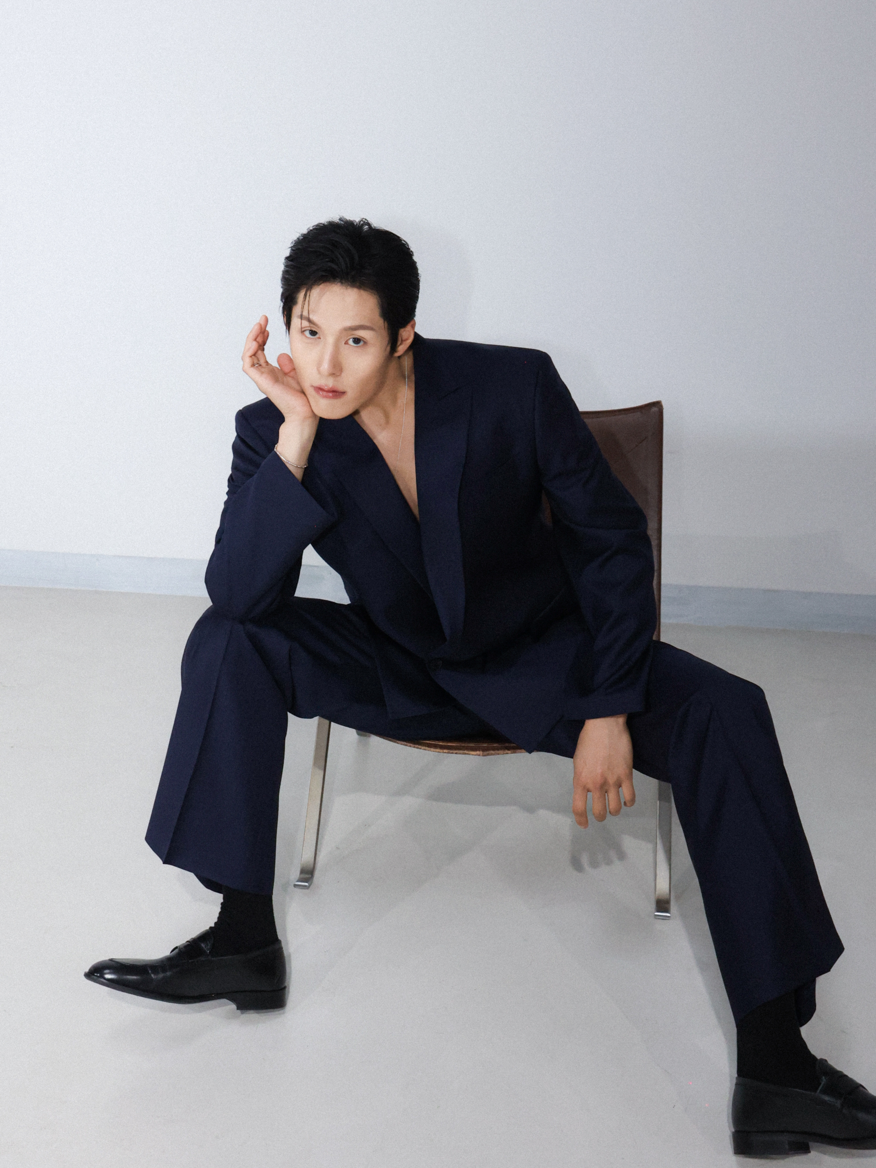 손을 얼굴에 댄 남성 모델 에디토리얼
