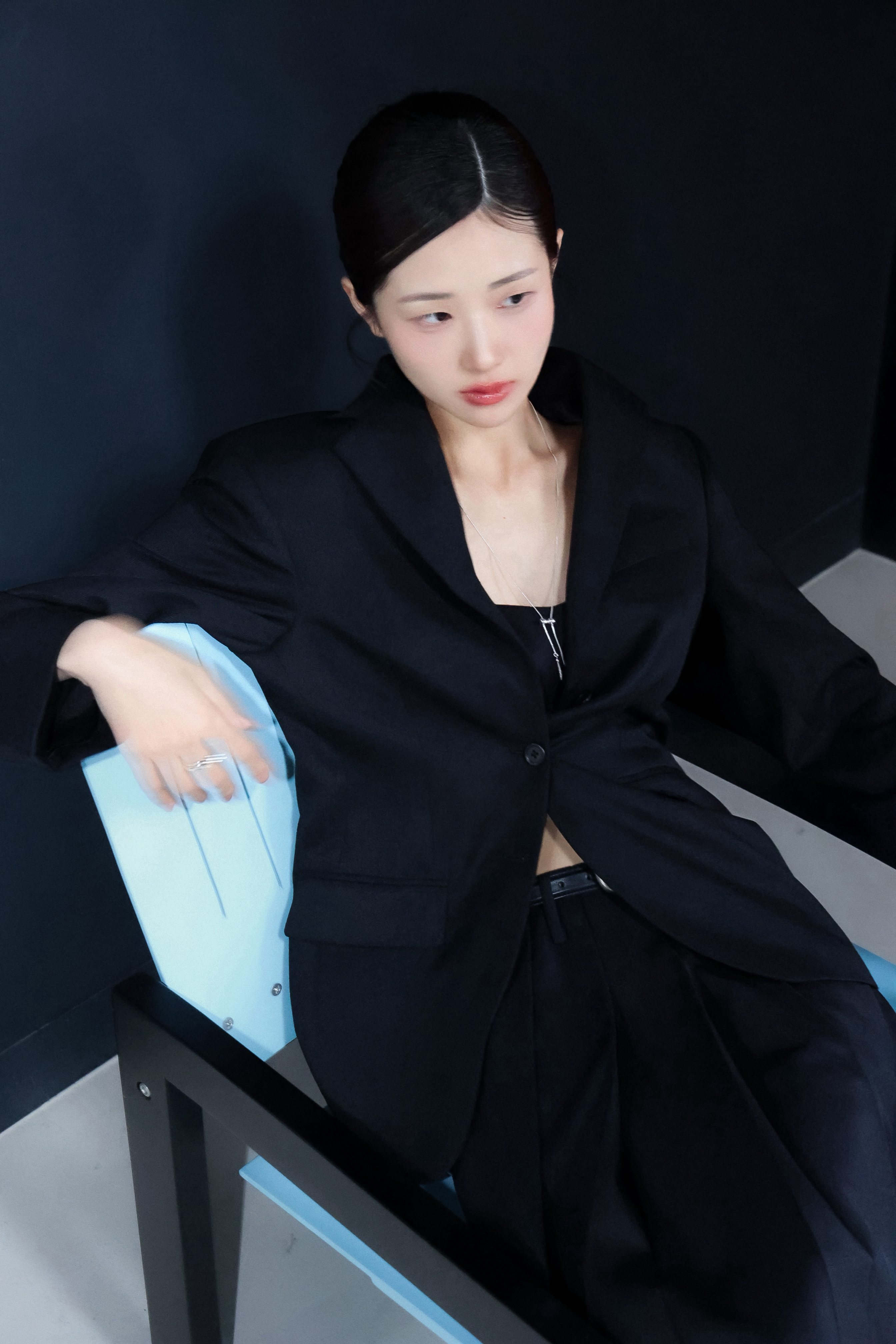 여성 모델 시팅 에디토리얼