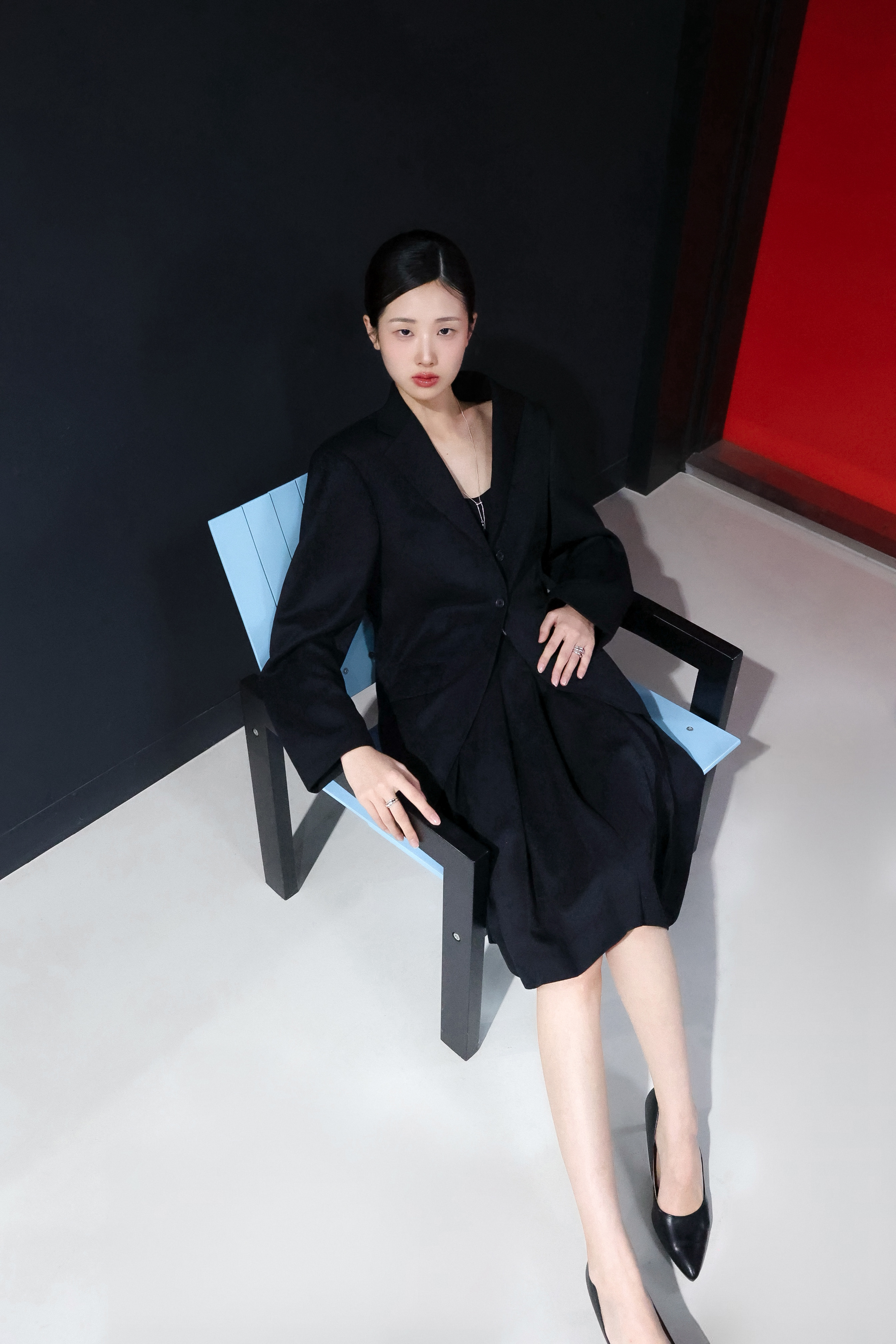 여성 모델을 위에서 바라본 에디토리얼