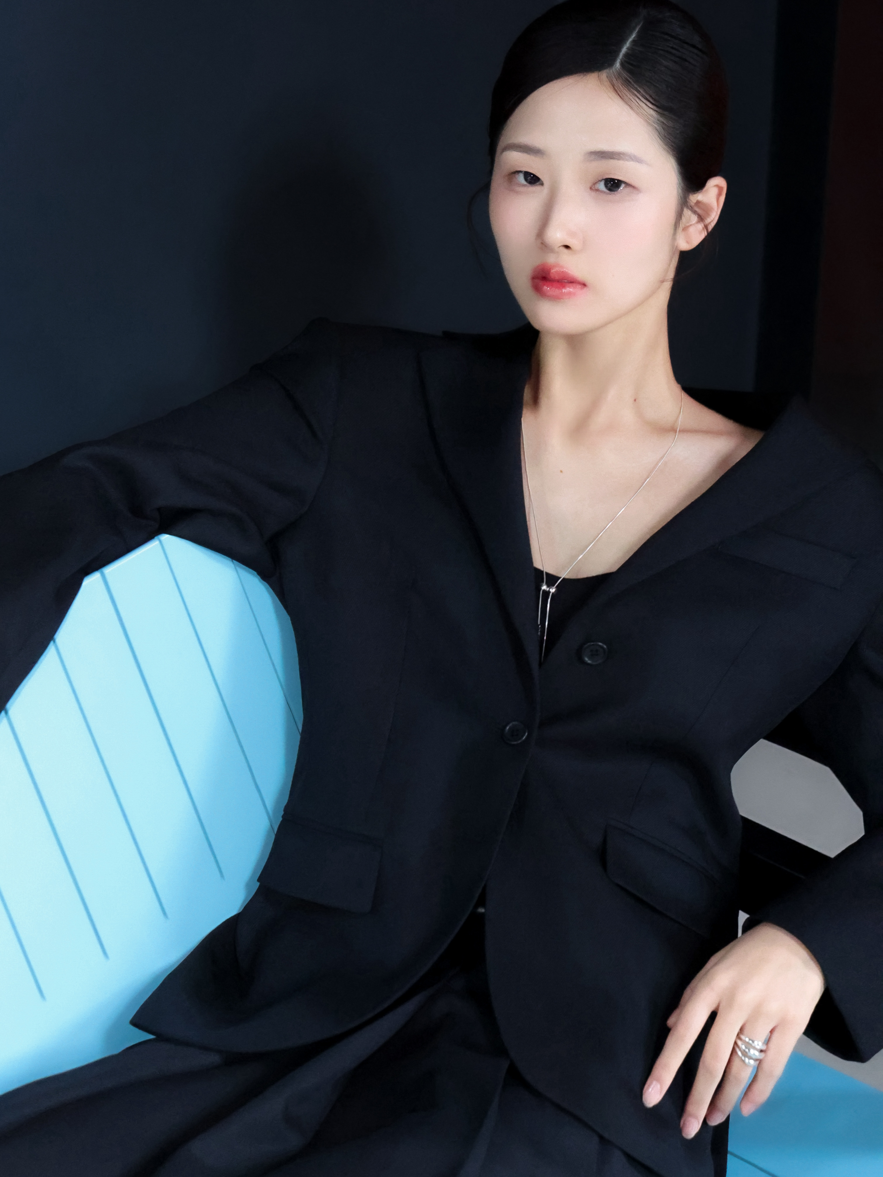 여성 모델과 블루 체어 에디토리얼