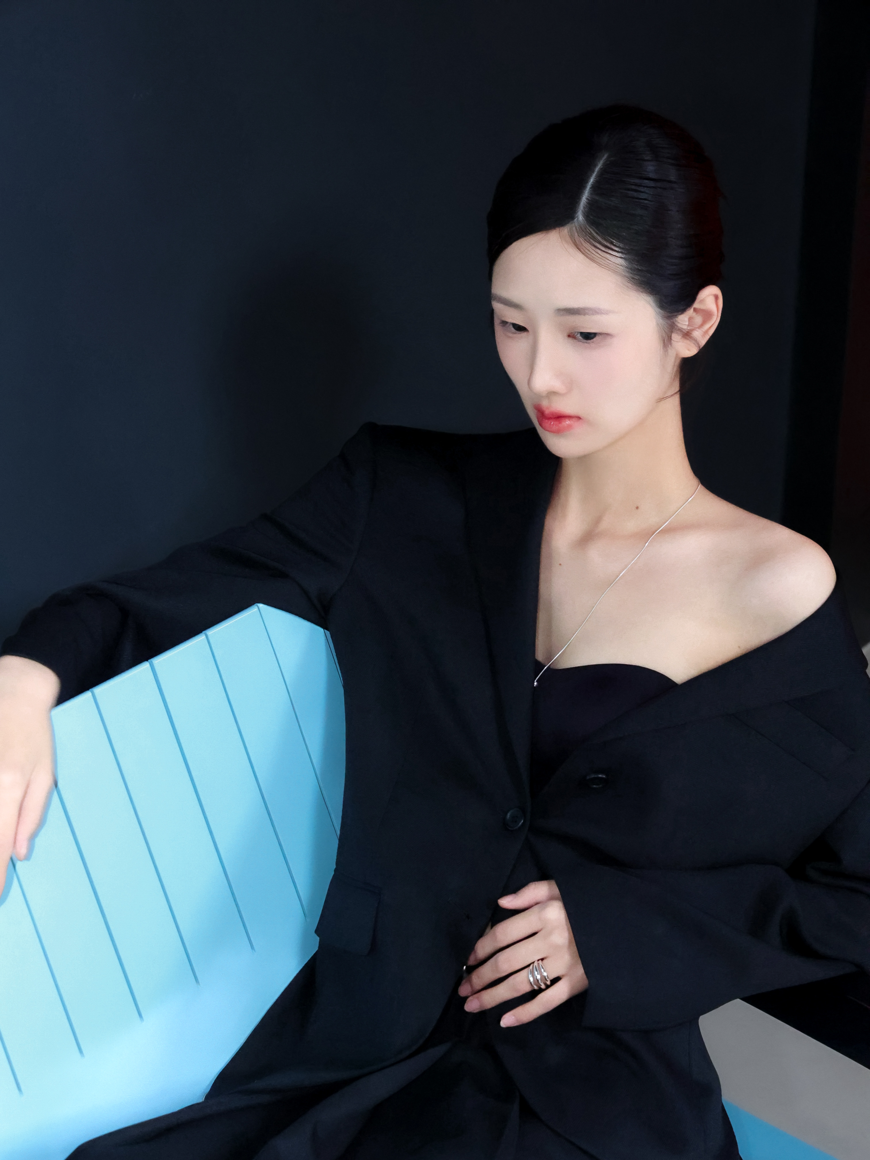 여성 모델 오프숄더 에디토리얼